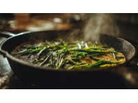 干煸豆角是一道經(jīng)典的家常菜，以其獨(dú)特的香味和脆嫩的口感受到許多人的喜愛(ài)