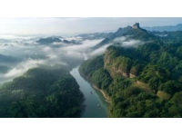 江西上饒的望仙谷以其夜色聞名，被譽(yù)為懸崖上的仙俠世界或峽谷中的清明上河圖