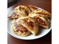 小云美食分享今天給大家分享一種家常餡餅的做法，薄皮大餡，非常好吃