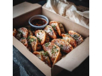 在家里怎樣才能做出色澤金黃外酥里嫩的炸茄盒呢？其實方法很簡單