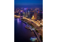 夜晚的汕頭：華僑公園海濱長廊燈火璀璨，人流不息