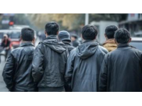 杭州街頭驚現(xiàn)生死救援！40余司機(jī)齊心協(xié)力抬車救外賣小哥