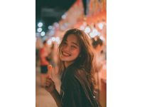 女孩路邊吃炒飯遇到流浪漢，她的反應(yīng)溫暖人心
