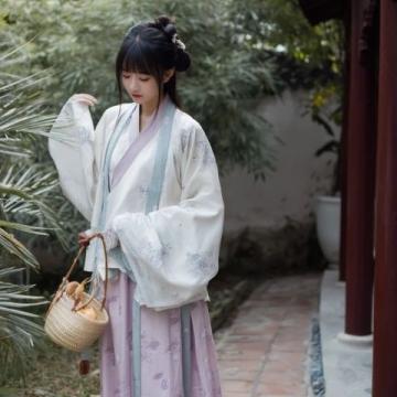 穿漢服品味湖湘特色美食