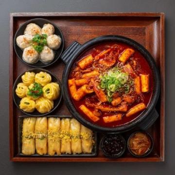福榮居，一家開了快二十年的老北京小吃+京味家常菜的餐廳，主打褡褳火燒