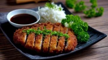 脆皮五花肉是一道特色鮮明的美食，因其獨(dú)特的口感與風(fēng)味而廣受大眾喜愛
