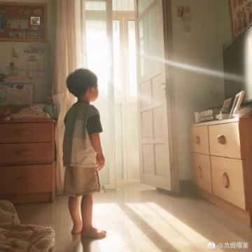 浙江暖心一幕：收費(fèi)員為司機(jī)孩子遞熱水，溫暖人心
