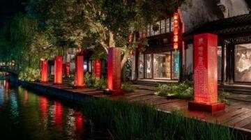 五一假期，寧夏中衛(wèi)向陽街變成流動的河流，熱鬧的夜晚增添夢幻色彩。