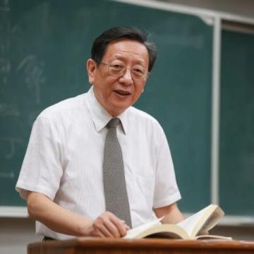 揭秘韋東奕走紅背后:別讓質疑聲掩蓋學術價值與影響力