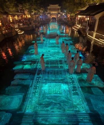 五一假期，寧夏中衛(wèi)向陽街變成流動的河流，熱鬧的夜晚增添夢幻色彩。