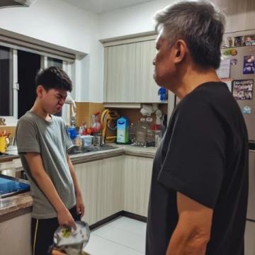 遠(yuǎn)行千里終抵家門，父子情深守候夜深