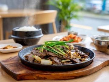 10分鐘速成！洋蔥炒肉家?？焓植?，鮮香開(kāi)胃又下飯