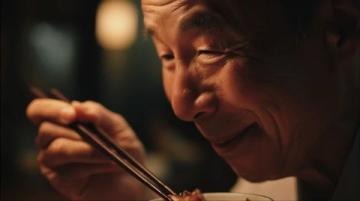 退休大爺組團(tuán)甘肅嘗美食，五份麻辣燙后豪點十三道佳肴