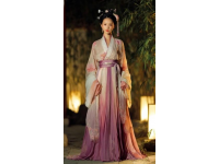 鮑蕾母女三人古裝寫真顏值爆表，貝兒簡直是陸毅翻版！網(wǎng)友們都在討論這對母女的五官和身材。