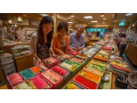 沉醉舌尖之旅：當?shù)孛朗程禺a瘋狂買不停，行李箱快裝不下