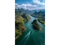 4月桂林之旅,剛下飛機(jī)就感受到熟悉而又難以適應(yīng)的城市味道。