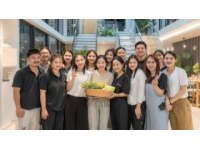 女兒一個(gè)很要好的湖北恩施的大學(xué)同學(xué)小辣去年就邀請(qǐng)我們一家暑假去湖北游玩