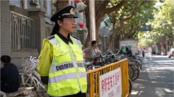 浙江暖心一幕：收費(fèi)員為司機(jī)孩子遞熱水，溫暖人心