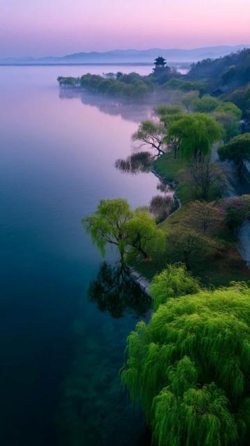 夕陽(yáng)下的嘎日迪湖:如詩(shī)如畫的自然美景