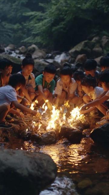 長安夜色中，炭爐烤得一片暖黃。