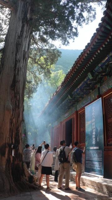 蕓蕓尋味閨蜜生日小聚，選在了銀豐山莊門口的牌坊宴，新中式風(fēng)格的環(huán)境