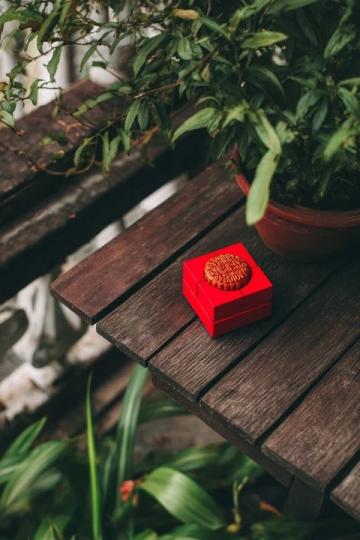紅豆糯米餅是一道軟糯香甜的中式點(diǎn)心，外皮微脆，內(nèi)餡紅豆綿密