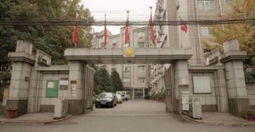 江蘇婚禮車隊(duì)遇高考禁行路段，交警暖心護(hù)航見證感人一幕