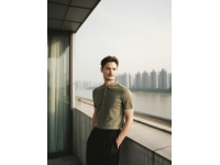 今天我穿什么重慶的時(shí)尚與舒適之選在重慶這座山城，天氣變化多端，早晚溫差大