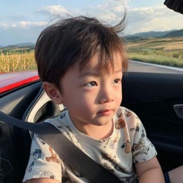 浙江暖心一幕：收費(fèi)員為司機(jī)孩子遞熱水，溫暖人心