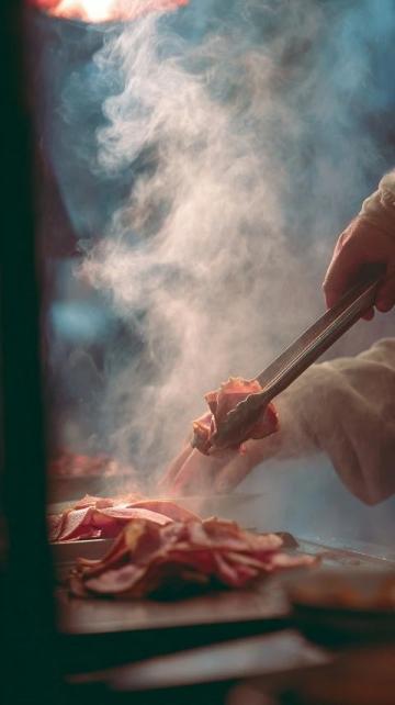 佛山人氣餐廳“豬頭丙”：年銷(xiāo)3萬(wàn)+燒排骨，國(guó)慶必打卡美食地標(biāo)！