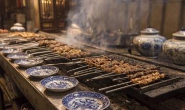 新疆地道風(fēng)味:1元享1斤烤羊肉串