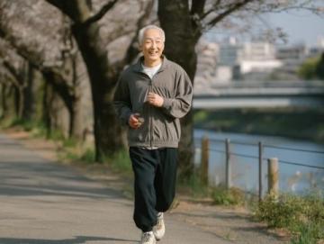 八十四歲依然健康活力：我爸的長(zhǎng)壽秘訣與家族基因影響