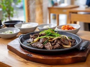融合了高原物產與多民族文化，以牛羊肉、奶制品和面食為主，兼具粗獷與細膩的風味