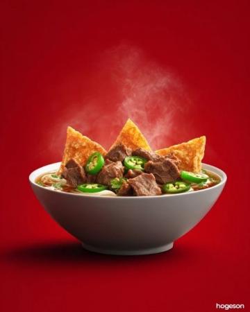 融合了高原物產與多民族文化，以牛羊肉、奶制品和面食為主，兼具粗獷與細膩的風味