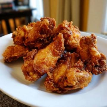 香酥炸雞翅外酥里嫩，一口咬下滿滿的幸福感！