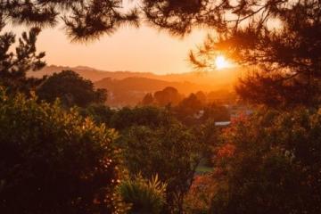 夕陽(yáng)下的嘎日迪湖:如詩(shī)如畫的自然美景