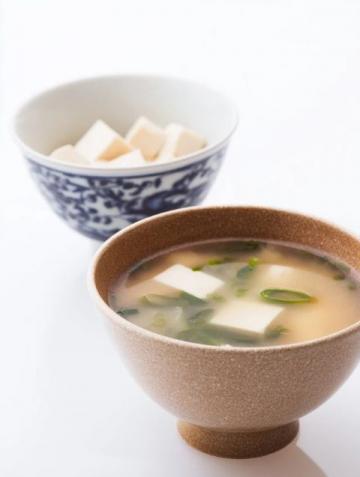 白菜豆腐三鮮湯：簡(jiǎn)單營(yíng)養(yǎng)，全家適宜的養(yǎng)生佳品