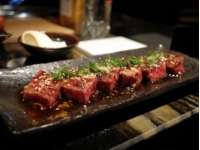 烤著吃的美食(一種江湖氣息十足的美食，據(jù)說(shuō)烤著吃更過(guò)癮)