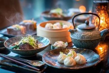 云南美食以其多樣性和獨(dú)特的風(fēng)味著稱，融合了多民族飲食文化