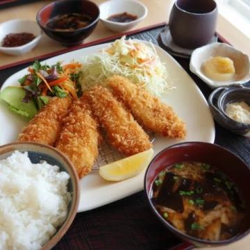 西北政法大學舌尖上的“西崔國際”：美味餛飩與炸雞飯推薦