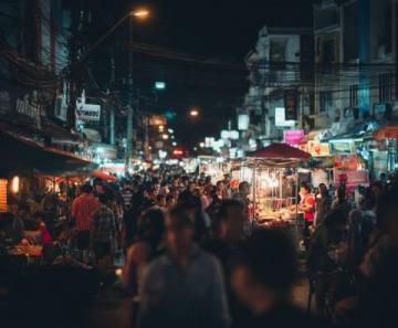 南寧夜市：排隊(duì)1小時(shí)也要嘗的街頭美食盛宴，100元扶墻走的味覺狂歡！
