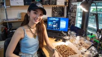 我表妹被邀請(qǐng)參加香蜜湖的大型運(yùn)動(dòng)社區(qū)活動(dòng)！她準(zhǔn)備了好吃的小食，等待顧客的到來！