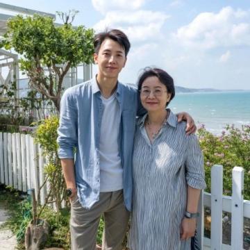 秦孟祿夫婦回高密賞梨花，共游春日美景故鄉(xiāng)情深