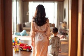 丈夫下午班返家時(shí),照顧小孩