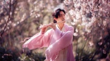 秦孟祿夫婦回高密賞梨花，共游春日美景故鄉(xiāng)情深