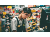 37歲楊穎境遇大不同從頂流跌落，為小店站臺(tái)引唏噓
