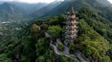臺(tái)灣風(fēng)光旖旎，人文與美食獨(dú)具特色